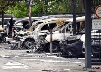 Berlin: Mehrere Telekom-Autos in Flammen