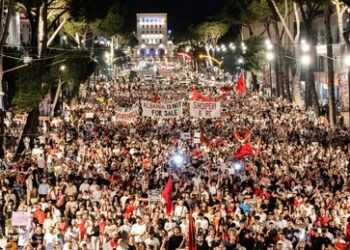 Die "Revolution der Flamingos": Albanien lehnt sich gegen Kushners Projekt auf