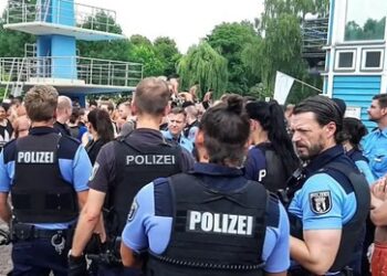 Hitzeresümee: "Männergruppe" aus Frankreich stürmt Freibad – Polizeieinsatz wegen "Baderöcken"