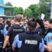 Hitzeresümee: "Männergruppe" aus Frankreich stürmt Freibad – Polizeieinsatz wegen "Baderöcken"