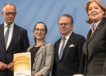 Rentenreform: Merz verspricht "vollständige Umsetzung der Empfehlungen"