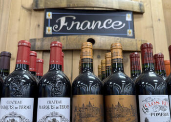 Trump droht Frankreich: 100 Prozent Zoll auf Wein und Champagner