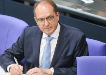 Datenfälschung und heimliche Hausdurchsuchungen: Gesetzentwurf für Geheimdienste sorgt für Kritik