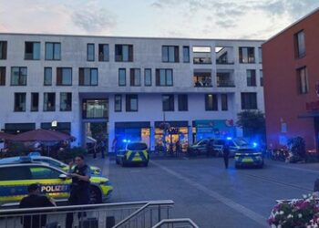 Hessen: Frau wird von Ehemann auf offener Straße mit "Stichwaffe" getötet