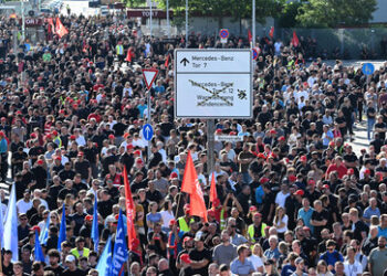 Mercedes: Tausende protestieren gegen Sparpläne