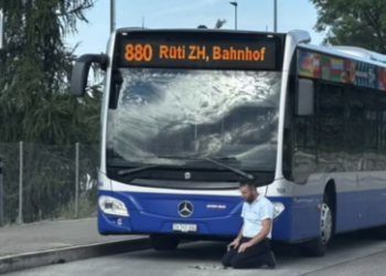 Mitten im Betrieb: Zürcher Busfahrer verrichtet Gebet auf Teppich