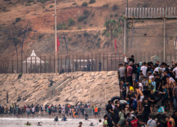 Truppen nach Ceuta - Spanien und Marokko versuchen, Migranten-Ansturm zu bewältigen