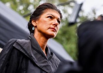 Wagenknecht über DDR-Hymne: Ostdeutsche sollen singen dürfen