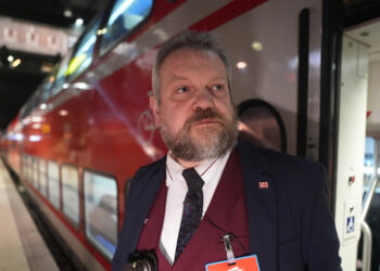 Angriffe auf Zugbegleiter in Deutschland: Eisenbahnergewerkschaft droht mit Streik