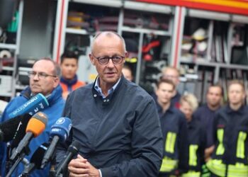 Ausgebuht und ausgepfiffen: Merz besucht Waldbrandstätte in NRW