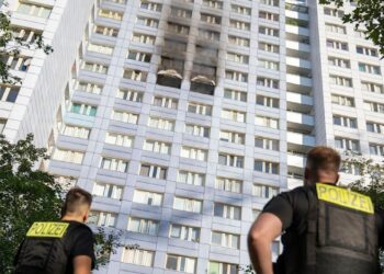 Berlin: 13 Verletzte nach Hochhausbrand im 11. Stock – Drehleiter der Feuerwehr war zu kurz