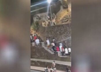 Einwohner von Ceuta reißen Migrantenlager ab (VIDEO)
