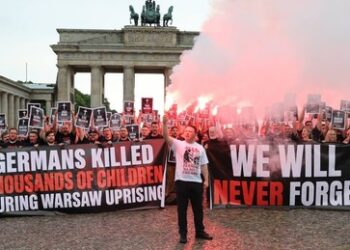 Polen gedenken NS-Opfern mit Bengalos am Brandenburger Tor