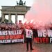 Polen gedenken NS-Opfern mit Bengalos am Brandenburger Tor