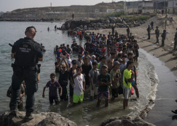 Warum strömten 60.000 Migranten nach Spanien? Iran zeigt auf USA und Israel (VIDEO)