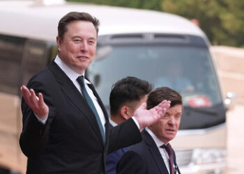 Wegen Mangel an Patriot-Raketen: Ukraine ersucht Musk um Freigabe von Starlink-Drohne