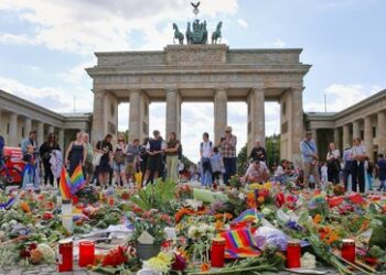"Signal des Himmels" gegen "Parade der Schamlosigkeit" – Priester prangert CSD-Opfer an