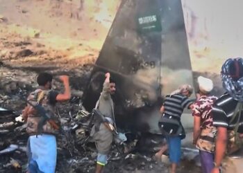 Öltanker in Hormus nach Treffer in Brand – prosaudische Jemeniten fliehen über Rotes Meer
