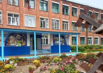Region Krasnojarsk: Schülerin greift Lehrerin am ersten Schultag mit Messer an