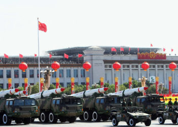 Reste einer chinesischen Mittelstreckenrakete im jemenitischen Wüstensand schüren Spekulationen