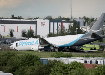 USA: Frachtflugzeug kommt von der Landebahn in Miami ab – fünf Tote