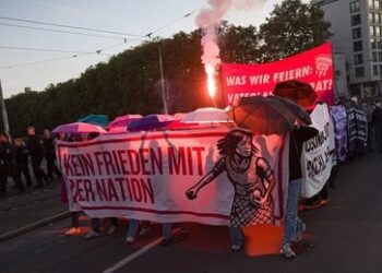 Bremen Ausrichter zur Feier "36 Jahre Deutsche Einheit" – Antifa-Gegendemonstration mit Böllern