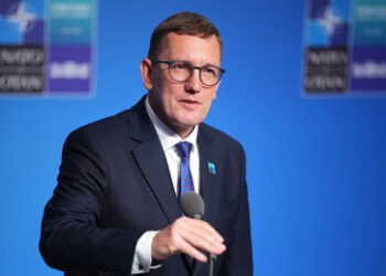 Estlands Regierungschef will russische Raffinerien "in Trümmer legen"