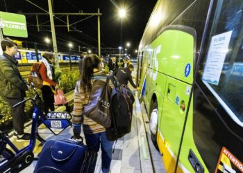 FlixBus nach Kiew, Milliarden aus Berlin: Ukraine-Verbindungen boomen, Deutschlands blinder Fleck