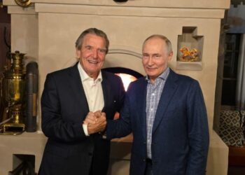 Putin feiert Geburtstag mit Gerhard Schröder in Moskau