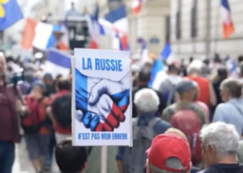 "Russland ist nicht unser Feind": Demonstration gegen Ukraine-Hilfen in Paris